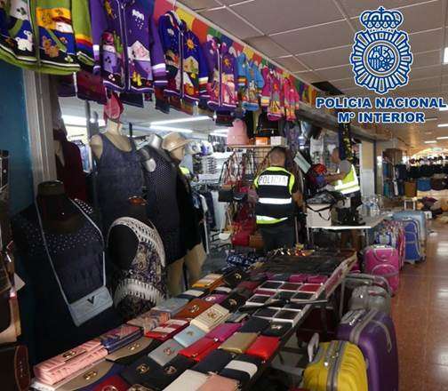 Supuestamente vendían a turistas artículos falsificados de primeras marcas comerciales en Playa del Inglés (Foto TA)