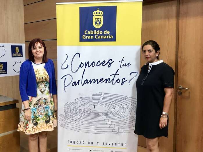 La consejera María Isabel Santana (i), junto a la técnico Evelia Reyes (Foto TA)