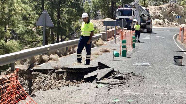 Imagen del estado en el que quedó la carretera tras el desplome (Foto TA).