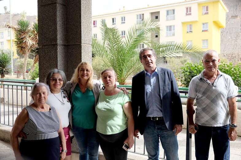El viceconsejero Francisco Candil, con vecinos de Las Ramblas (Foto TA)
