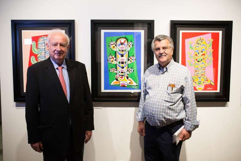 El artista Sergio Gil (d) junto a varios de sus cuadros el pasado viernes con Fernando de Lorenzo, ex presidente del Tribunal Superior de Justicia de Canarias (Foto TA)