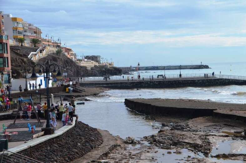Imagen de la playa de Melenara tras la tromba de lluvias torrenciales acaecida en octubre de 2015 (Foto TA).