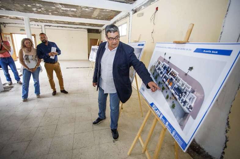 El concejal capitalino Javier Doreste, detallando el proyecto (Foto TA).