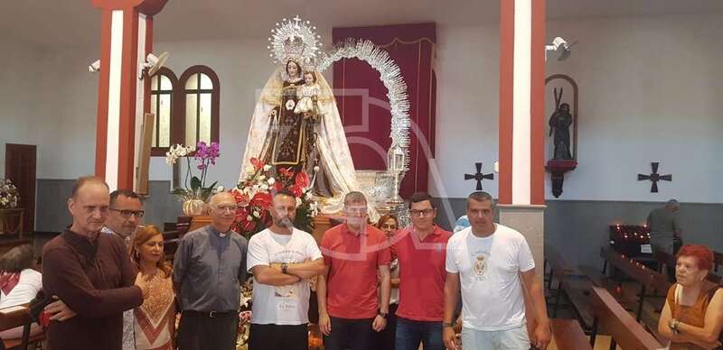 Clavijo y Rodríguez, en la iglesia con el párroco y miembros de la comisión de fiestas (Foto TA)