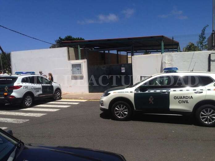 Efectivos de la Guardia Civil, a las puertas del colegio (Foto TA).