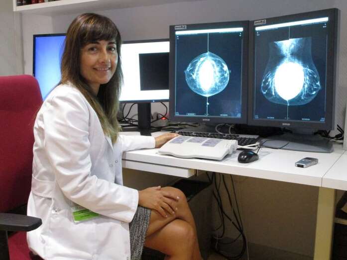 La doctora María del Mar Travieso ante unas pruebas (Foto TA)