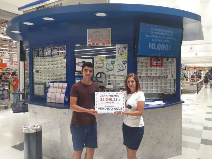 Empleados de la Administración, con el cartel que acredita el premio (Foto TA)