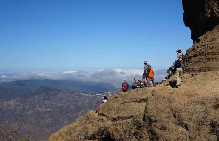 Senderistas y turistas al pie del Roque Nublo (Foto Multimedia)