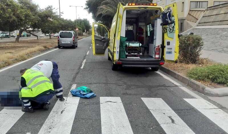 Personal de una ambulancia medicalizada atiende a la víctima del accidente (Foto TA)