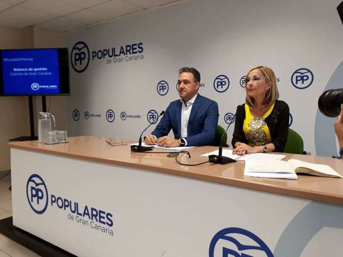 Carlos Ester y María Australia Navarro, durante la rueda de prensa (Foto TA)