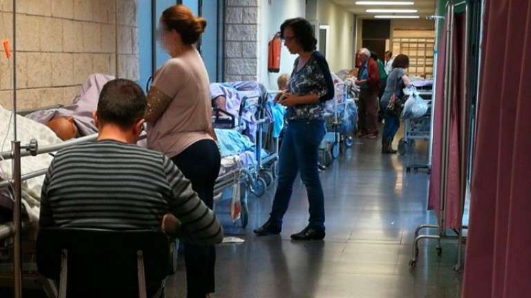 Pacientes esperan en los pasillos del área del Hospital Dr. Negrín (Foto Canarias7)