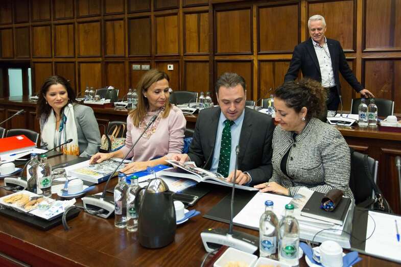 Carlos Esther, junto a sus compañeras del Grupo Popular en el Cabildo (Foto TA)