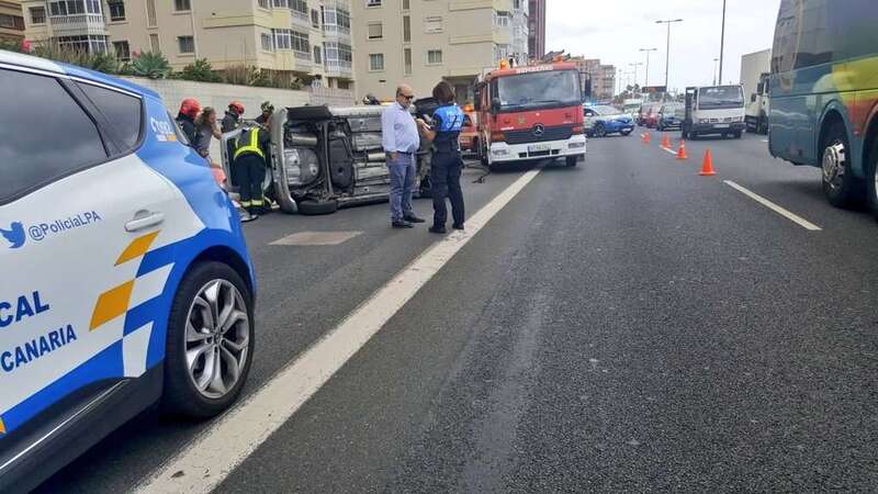 Vuelco del vehículo (Foto Policía Local de Las Palmas de GC)