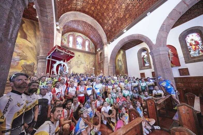 Ciclistas con la Virgen de la Cuevita en Artenara (Foto TA)
