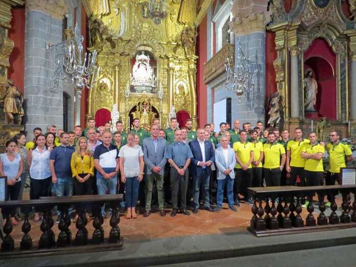 La plantilla, cuerpo técnico y consejo de administración de la UD Las Palmas delante de la imagen de la Virgen del Pino (Foto Acfi Press)