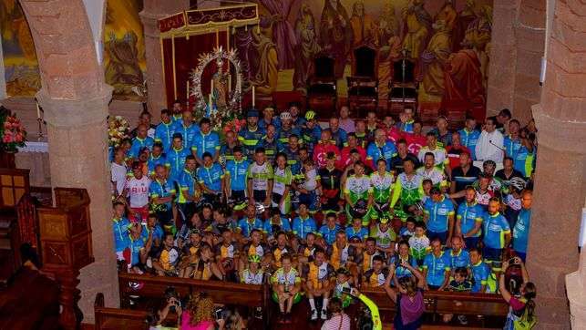 Ciclistas en la iglesia de Artenara (Foto Pedaleando por Canarias)