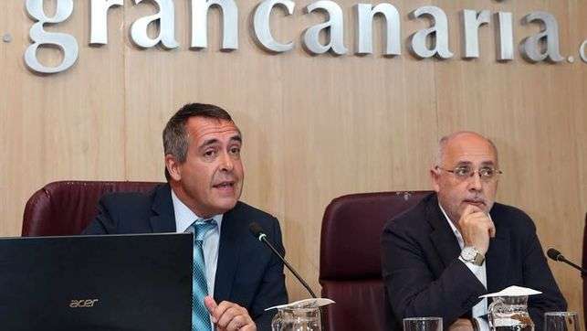 El presidente del Cabildo de Gran Canaria, Antonio Morales (d), y el director de Transparencia, Javier Hernández (i) (Foto Efe)
