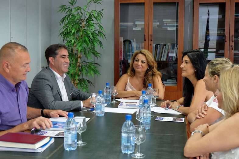 Reunión de la consejera con la asociación de afectados por este trastorno (Foto TA)