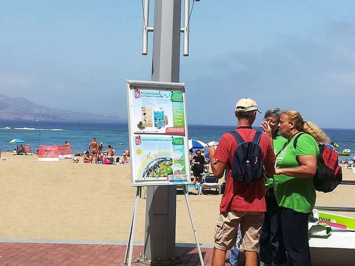 La campaña en la playa de Las Canteras (Foto TA)