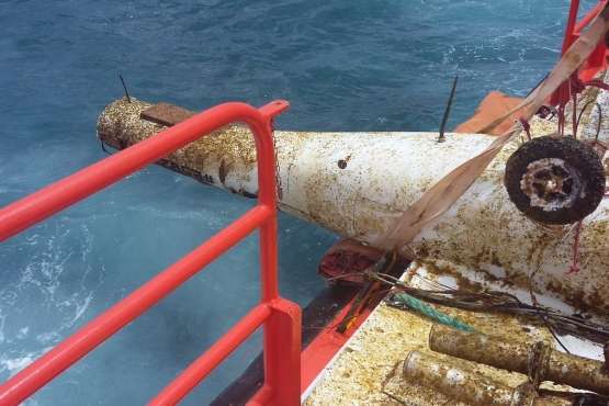 Aparecen restos de una avioneta de aeromodelismo en el litoral de la capital grancanaria (Foto Salvamento Marítimo)