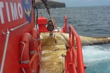 Aparecen restos de una avioneta de aeromodelismo en el litoral de la capital grancanaria (Foto Salvamento Marítimo)