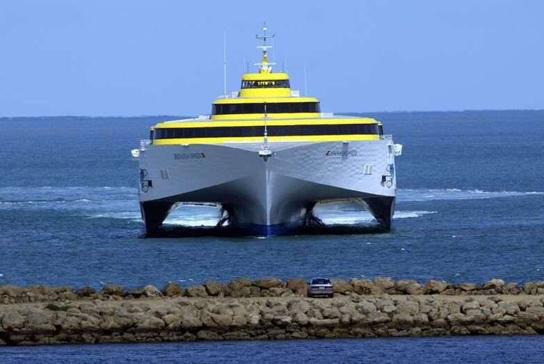 Catamarán de Fred Olsen que opera en Canarias (Foto TA)