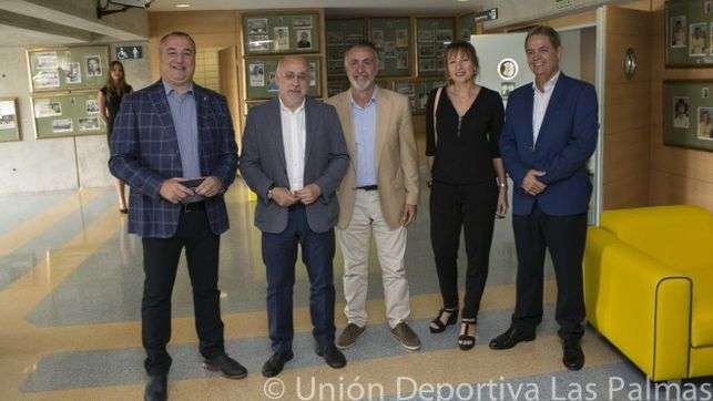Miguel Ángel Ramírez y Antonio Morales, junto a otros consejeros del Cabildo y Nicolás Ortega durante un acto en el Estadio (Foto UD Las Palmas)