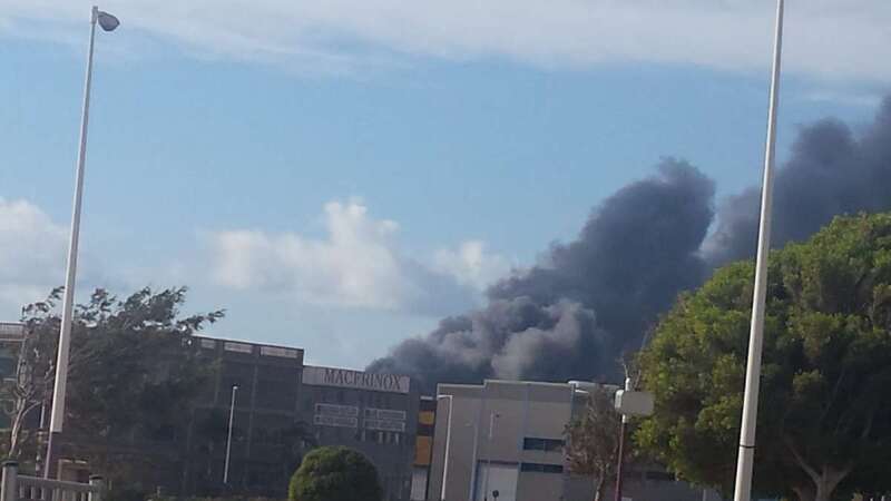 Humo negro saliendo de la nave industrial de Arinaga (Foto TA)