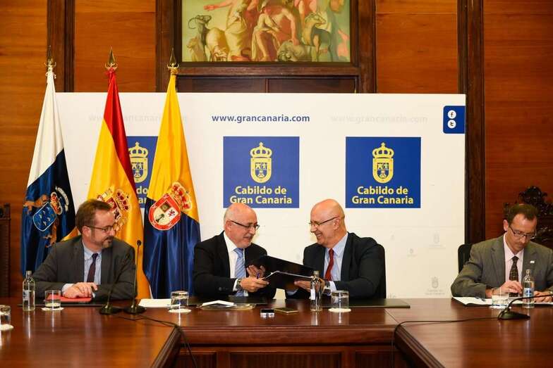 Antonio Morales y Miguel Ángel López, durante la firma del acuerdo (Foto TA)