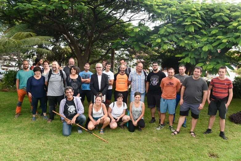 El grupo de pastores vascos, junto al consejero Miguel Hidalgo (Foto TA)