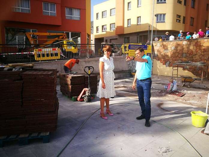 La consejera insular de Comercio, Minerva Alonso, con el alcalde de Valsequillo, Francisco Atta (Foto TA)