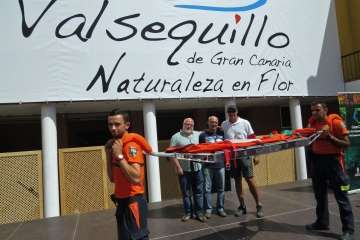 El Club de Leones entrega una camilla de rescate en montaña a Protección Civil de Valsequillo (Foto Acfi Press)