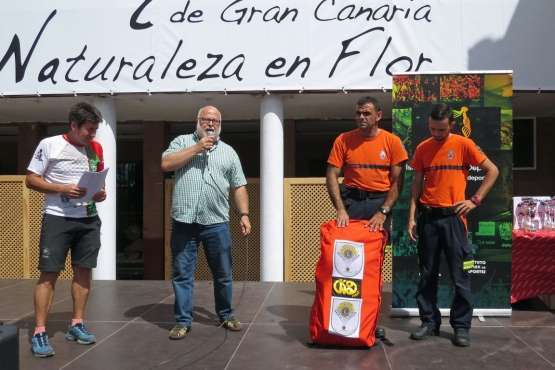 El Club de Leones entrega una camilla de rescate en montaña a Protección Civil de Valsequillo (Foto Acfi Press)