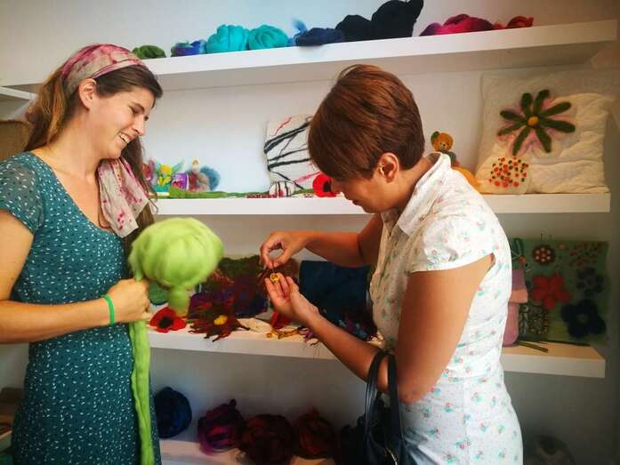 La consejera insular de Artesanía, Minerva Alonso (d), visitó el curso que imparte la Fedac (Foto TA)