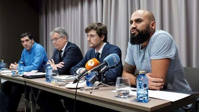 Los portavoces del Consorcio, Pedro Gallego (i) y José María Monzón (d), acompañados por los abogados, Miguel López (Foto Efe / Ángel Medina)