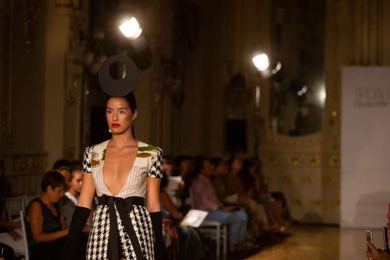 Una de las modelos que presentó ayer las nuevas creaciones de Juan Roga (Foto TA)