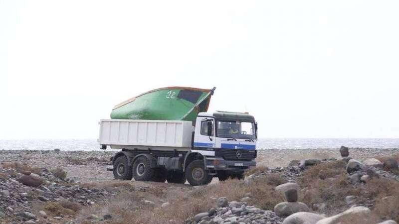 Imagen de la patera recogida en aguas del término municipal de San Bartolomé de Tirajana (Foto Canarias7)