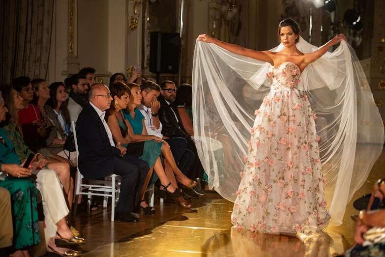 Modelo posa con uno de los diseños (Foto TA)