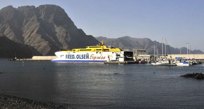 Imagen de la playa de Agaete con un buque de Fred Olsen al fondo (Foto TA)