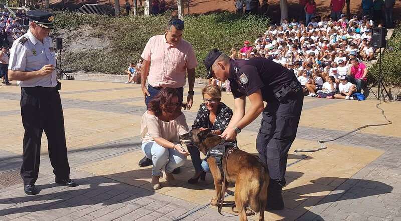 Imagen del agente canino Pol junto a sus nuevos dueños (Foto TA)