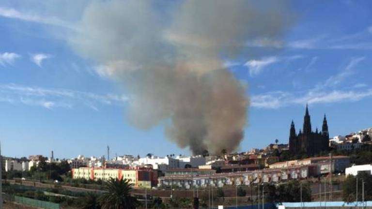 Imagen del humo que esta tarde se puede observar desde distintas zonas alejadas de Arucas (Foto TA)