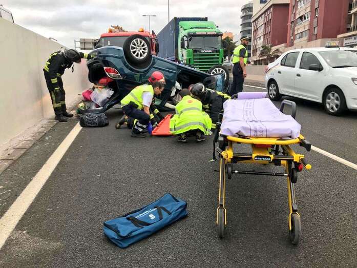 Momento en que la conductora es asistida por el personal de una ambulancia del SUC (Foto Policía Local LPGC)