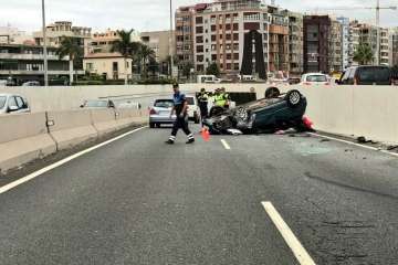 Una mujer herida de carácter moderado tras volcar su turismo en la capital grancanaria (Foto Policía Local LPGC)