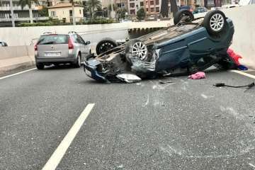 Una mujer herida de carácter moderado tras volcar su turismo en la capital grancanaria (Foto Policía Local LPGC)