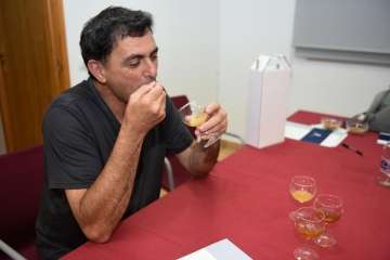 Un panel de expertos catadores valoraron 63 muestras (Foto TA)