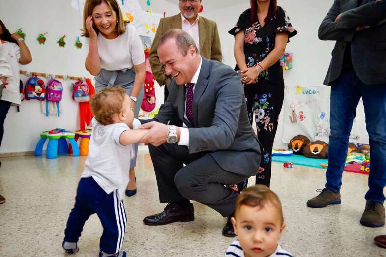 El alcalde Augusto Hidalgo, este martes en la escuela infantil Bambi, en Cruz de Piedra (Foto TA)