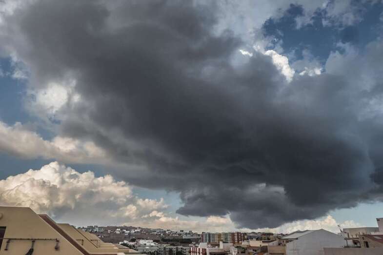 Nubes de evolución en la costa y medianías de Telde (Foto Antonio Rico)