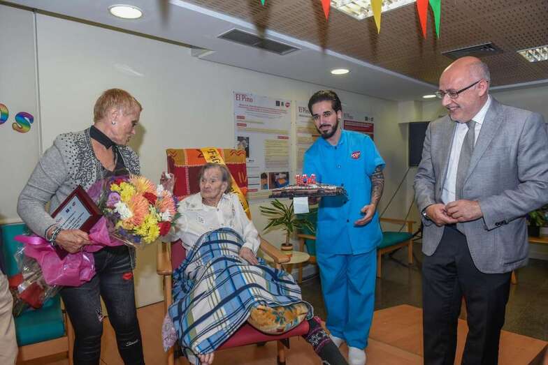 â€œSu historia es la de muchos hombres y mujeres de esta tierra, de trabajo y sacrificiosâ€, le reconoció el presidente Antonio Morales (Foto TA)