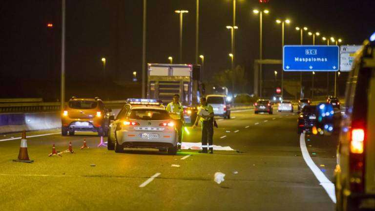 El cuerpo del atropellado sobre la calzada de la autovía (Foto Borja Suárez/C7)
