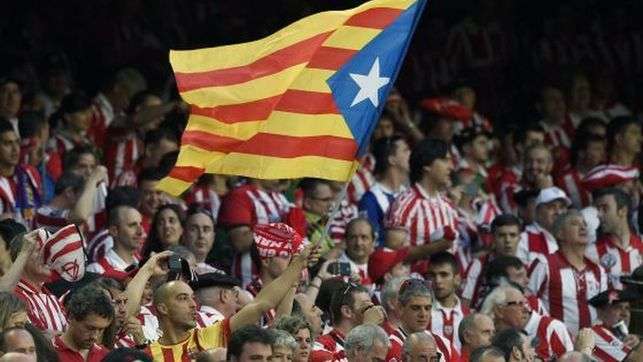 Un aficionado con una bandera estelada de Catalunya en la final de Copa del 2015 (Foto Efe)